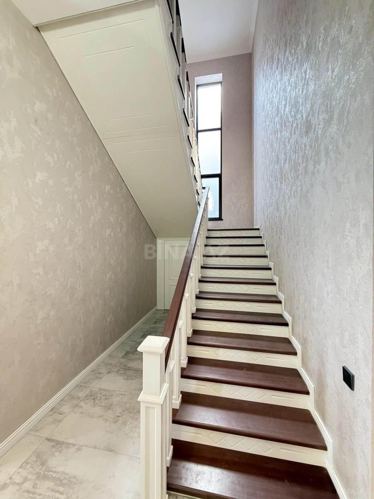 Satılır 5 otaqlı həyət evi 300 m²