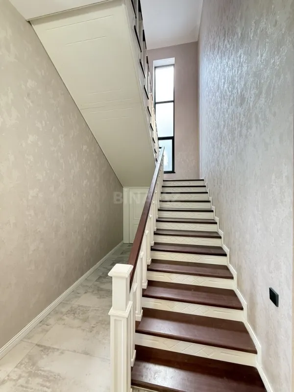 Satılır 5 otaqlı həyət evi 300 m²