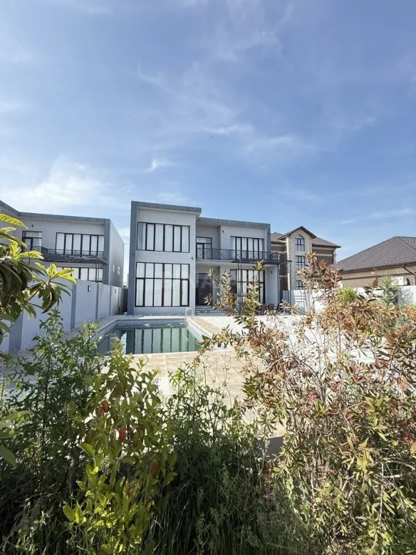 Satılır 5 otaqlı həyət evi 300 m²