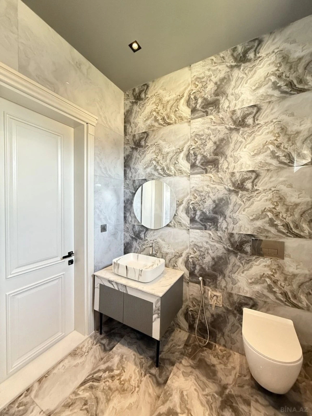 Satılır 5 otaqlı həyət evi 300 m²