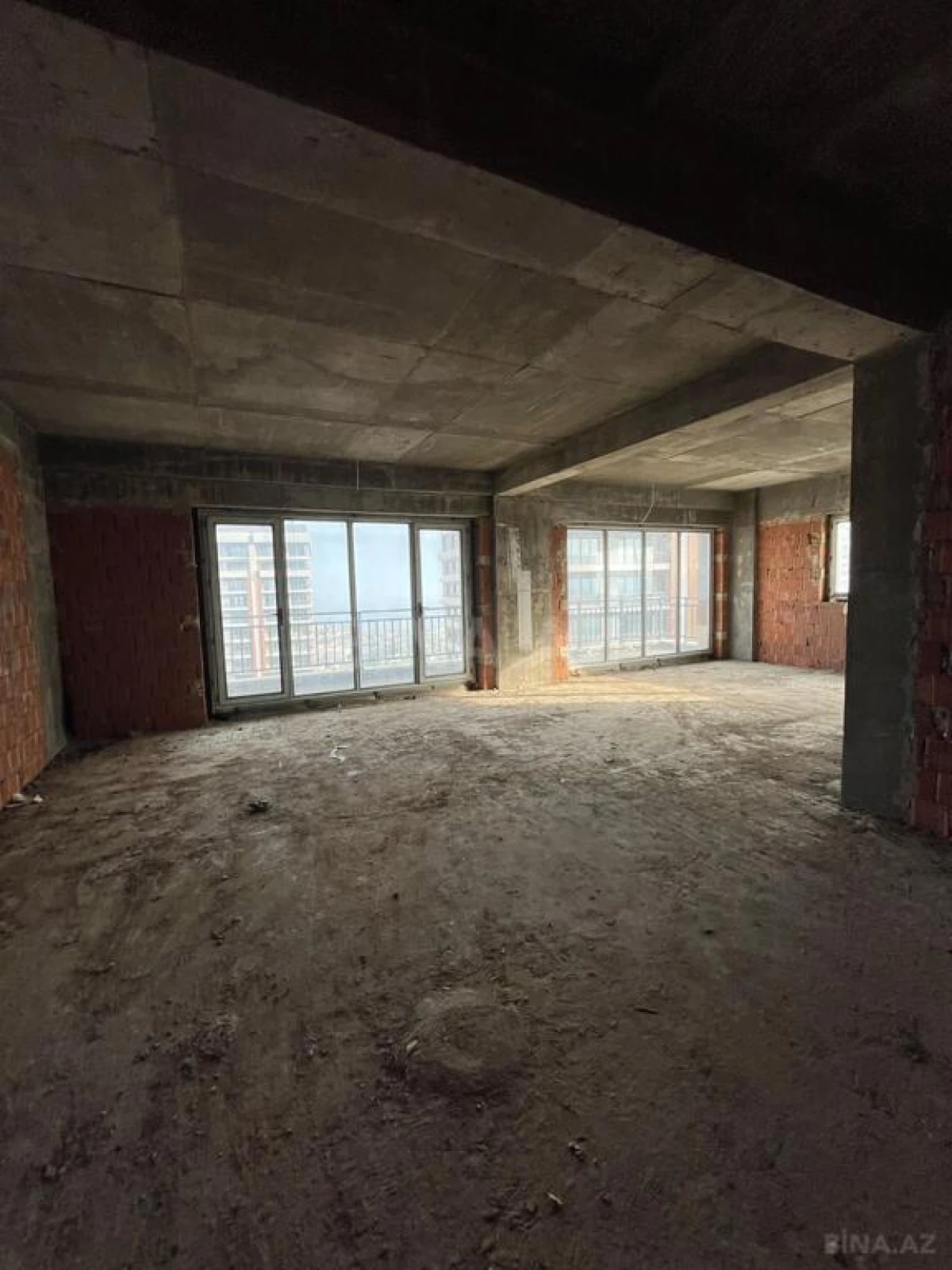 Satılır 3 otaqlı mənzil 157 m²