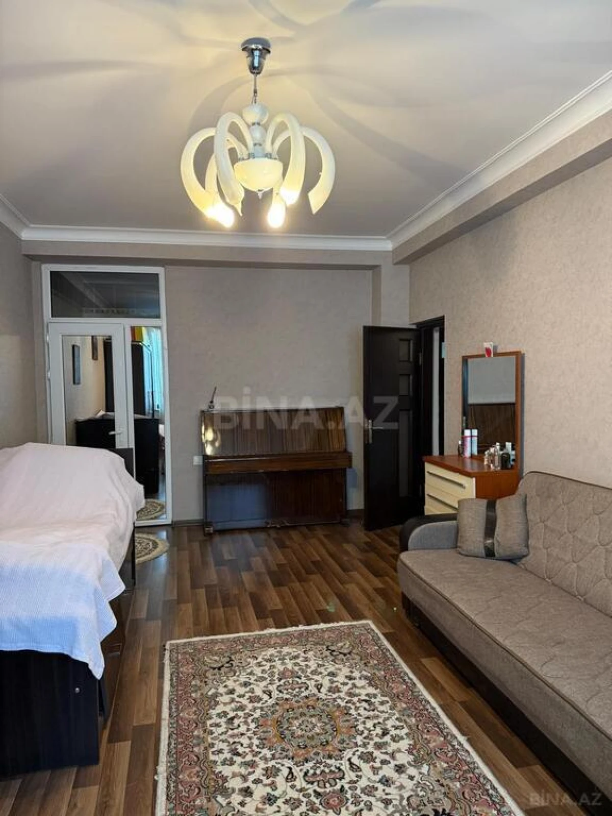 Satılır 3 otaqlı mənzil 145 m²