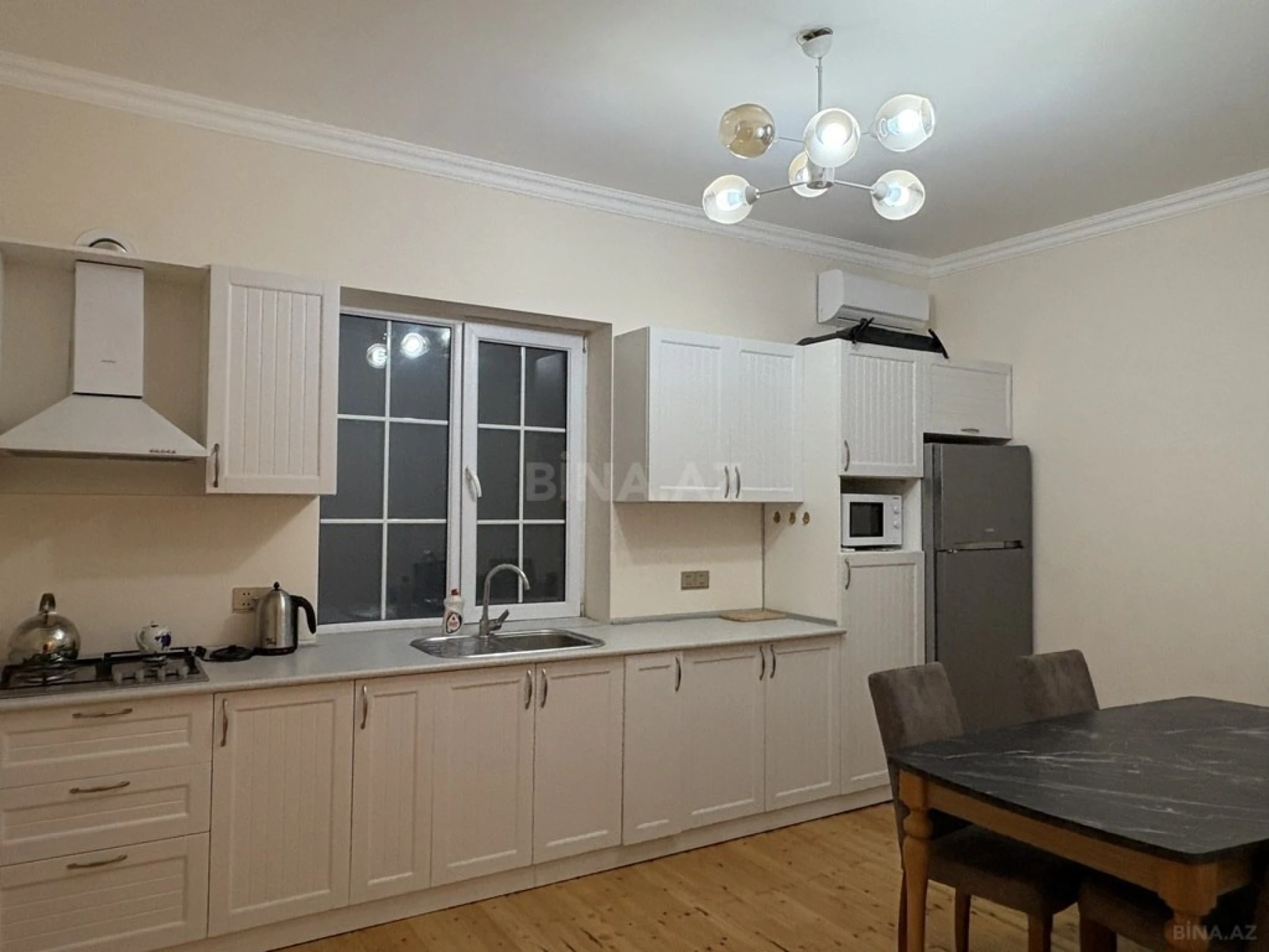 Kirayə verilir 5 otaqlı həyət evi 240 m²