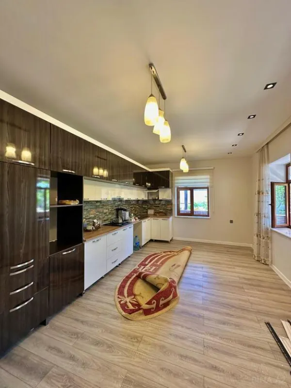 Satılır 6 otaqlı həyət evi 300 m²