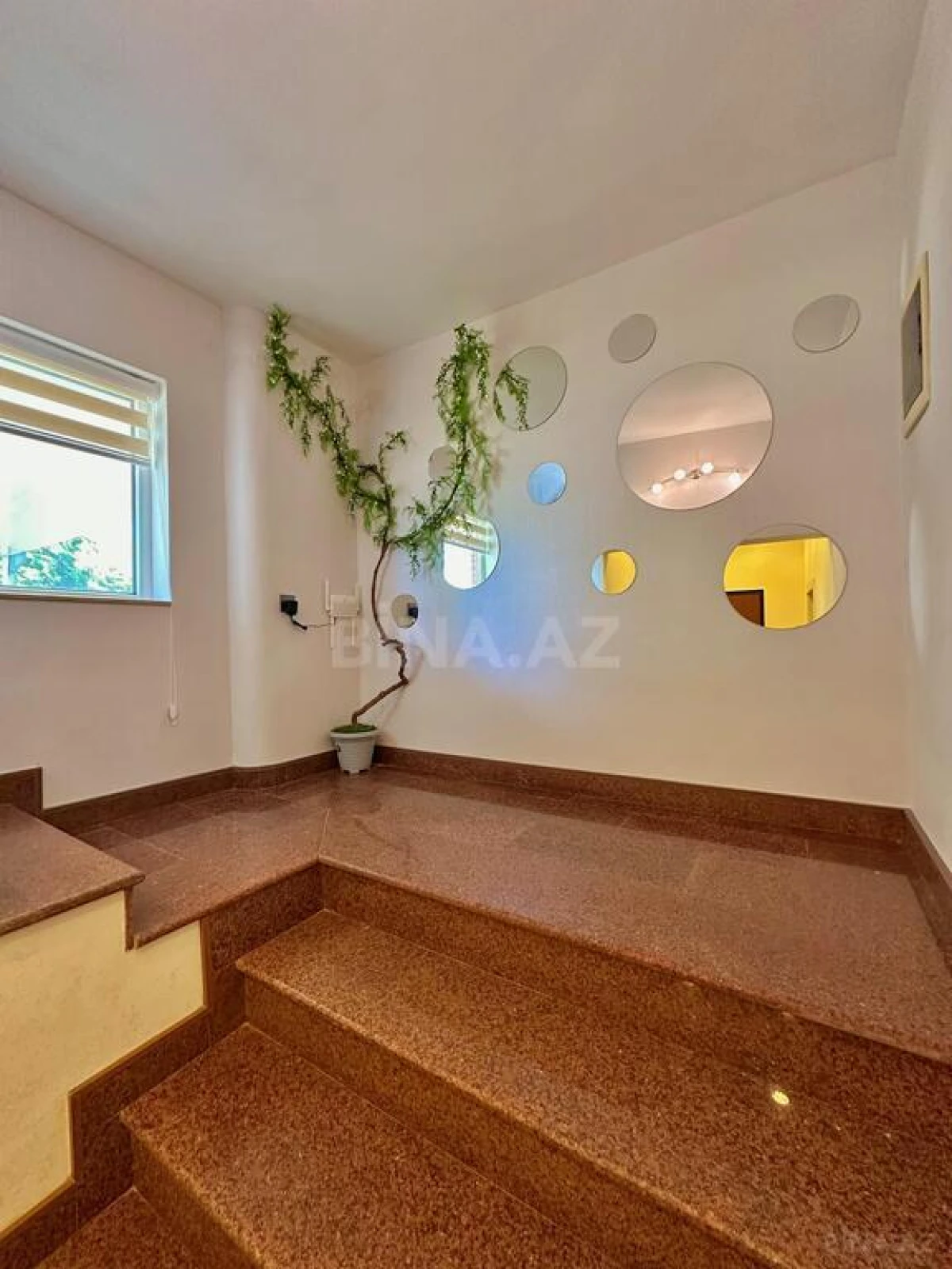 Satılır 6 otaqlı həyət evi 300 m²