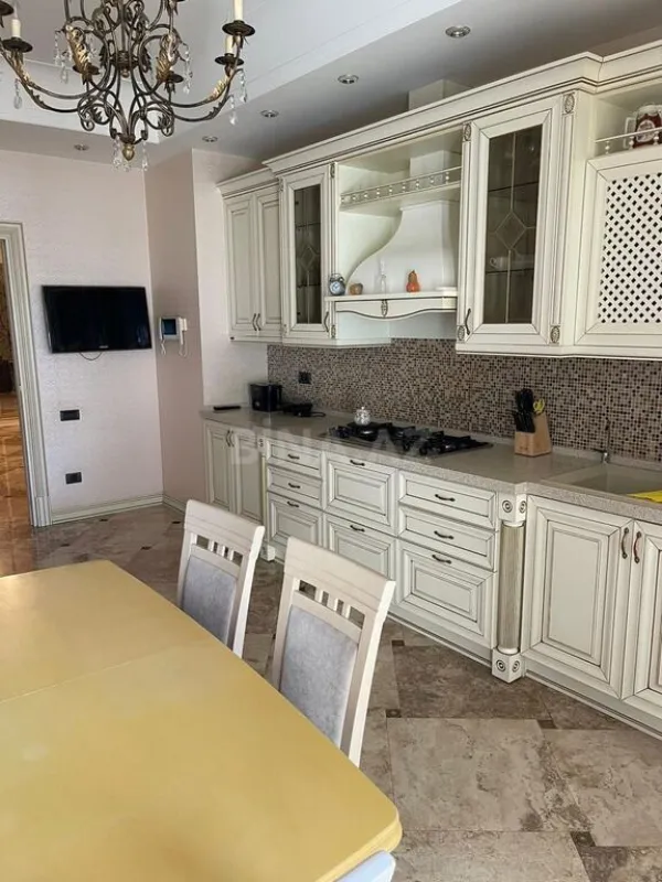 Satılır 4 otaqlı mənzil 235.5 m²