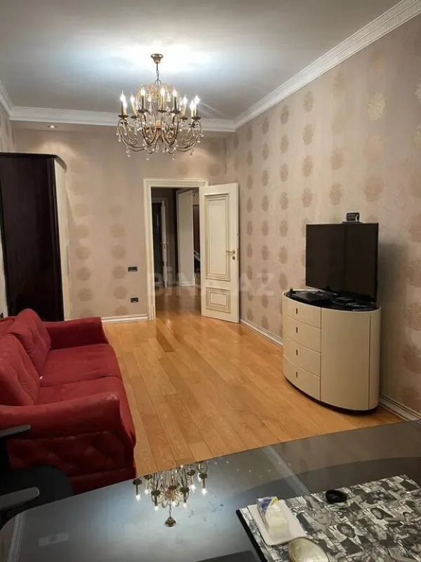 Satılır 4 otaqlı mənzil 235.5 m²