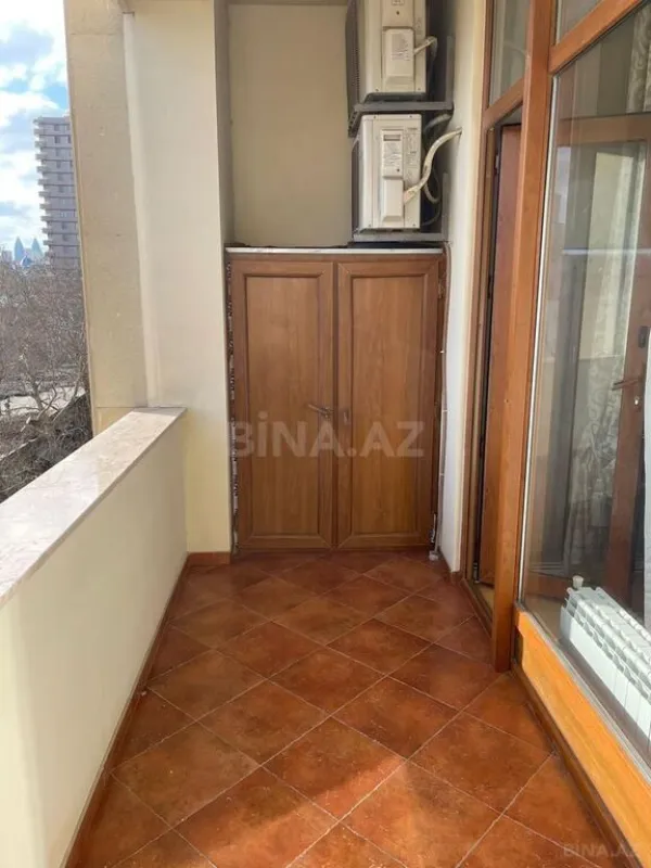Satılır 4 otaqlı mənzil 235.5 m²