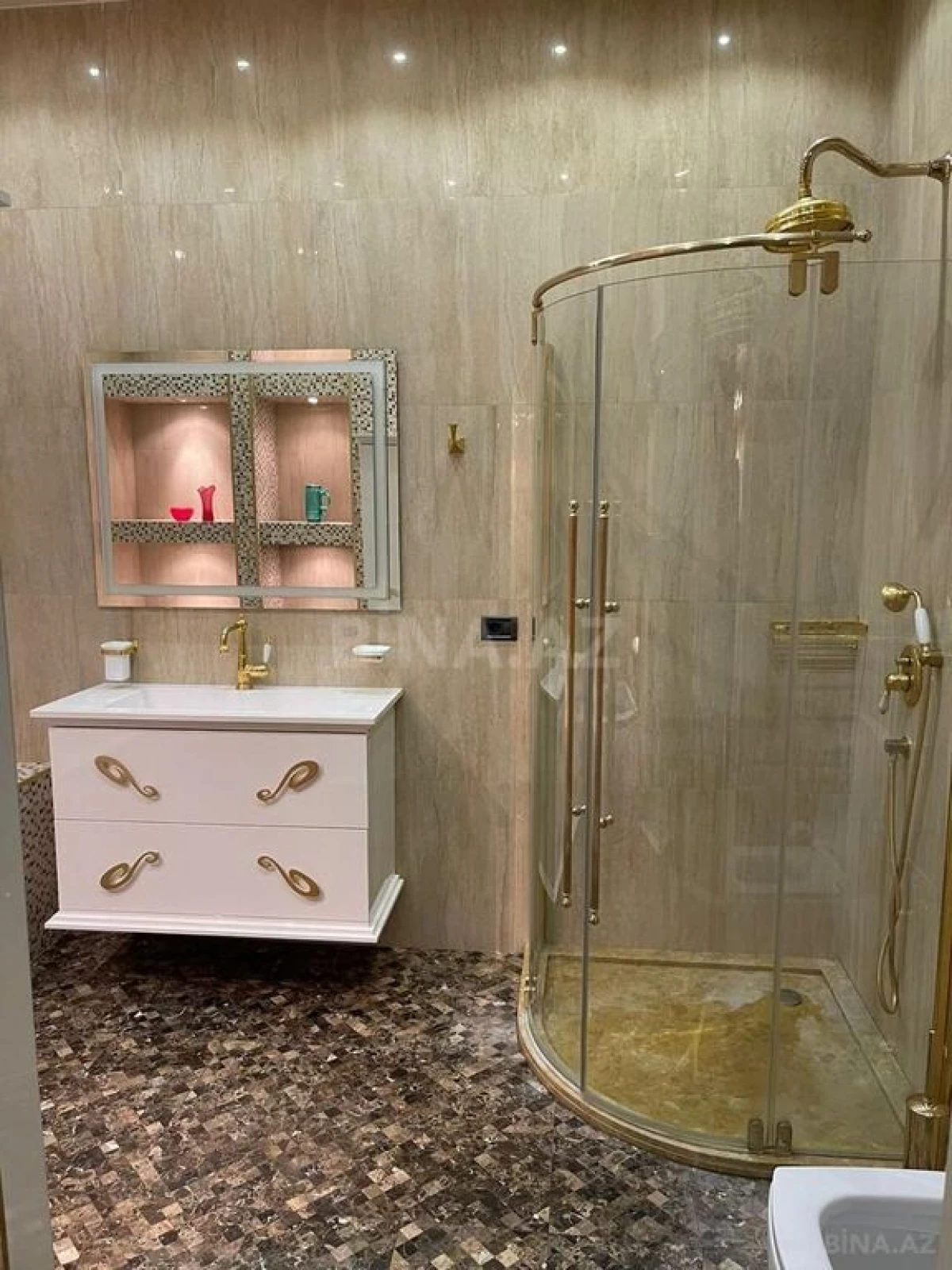 Satılır 4 otaqlı mənzil 235.5 m²