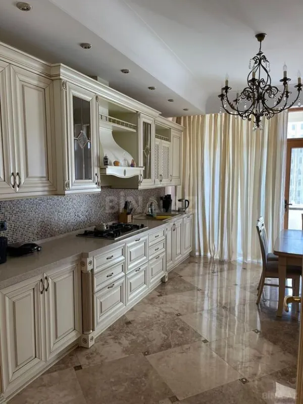 Satılır 4 otaqlı mənzil 235.5 m²