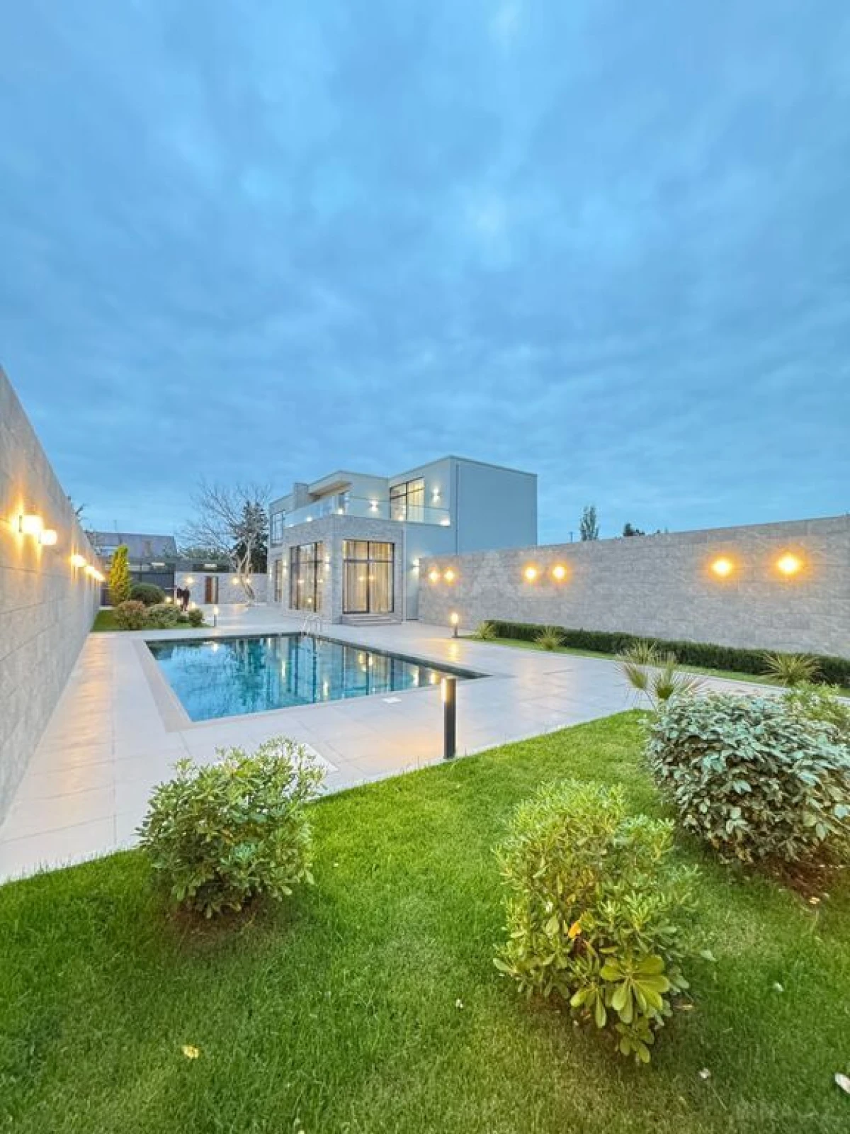 Satılır 6 otaqlı həyət evi 500 m²