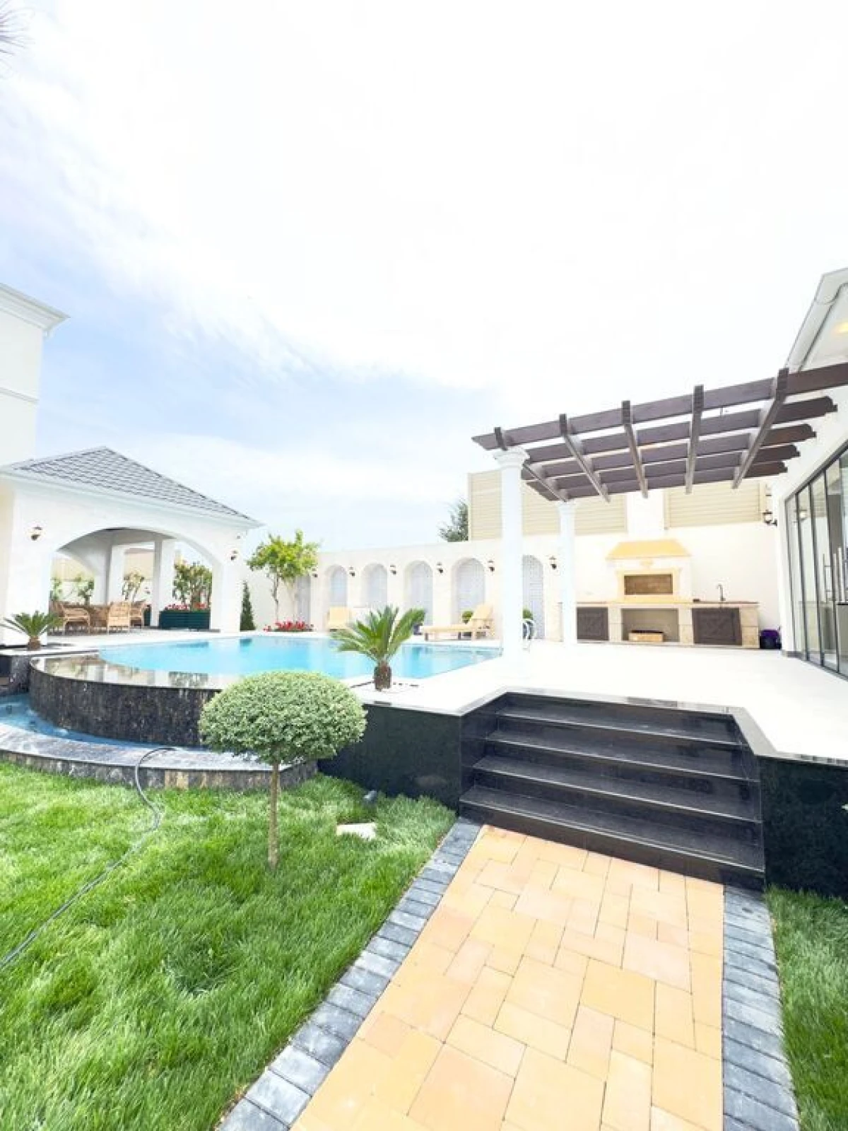 Satılır 6 otaqlı həyət evi 500 m²