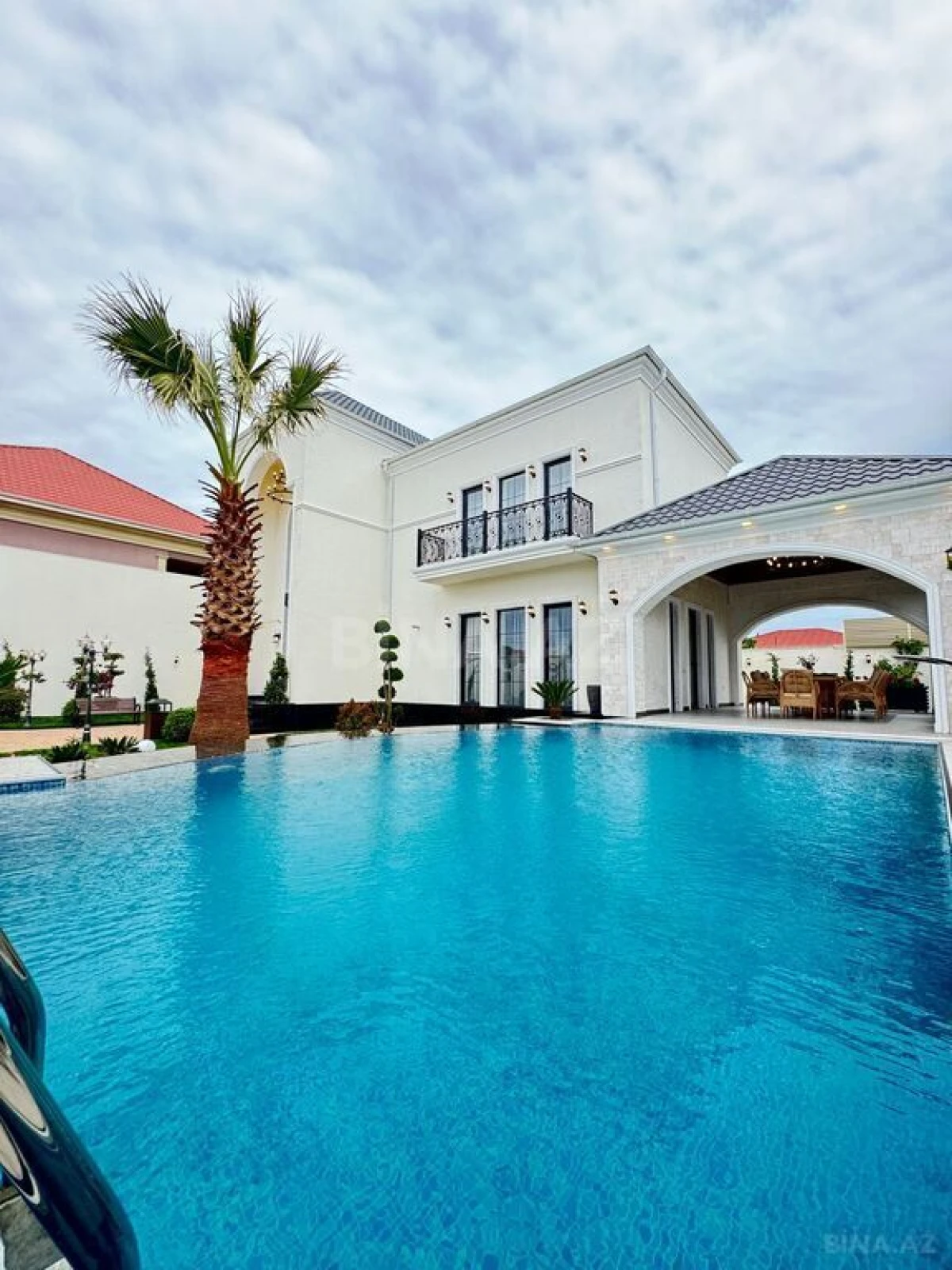 Satılır 6 otaqlı həyət evi 500 m²