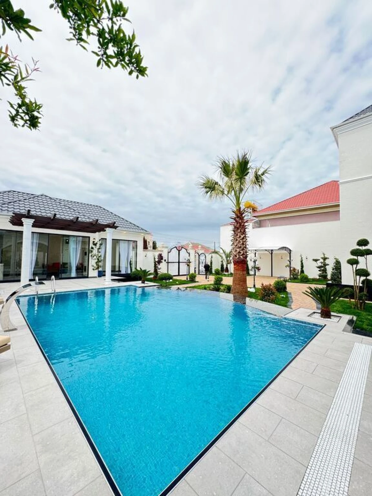 Satılır 6 otaqlı həyət evi 500 m²