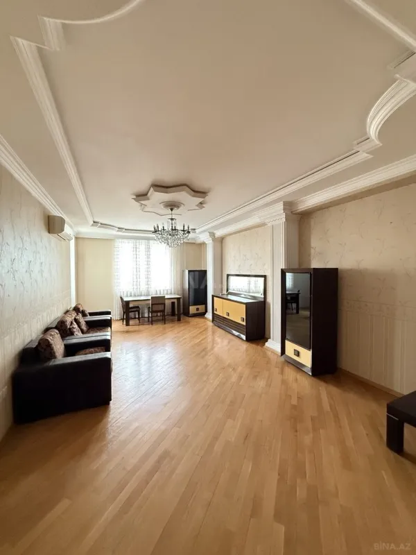 Satılır 7 otaqlı mənzil 310 m²