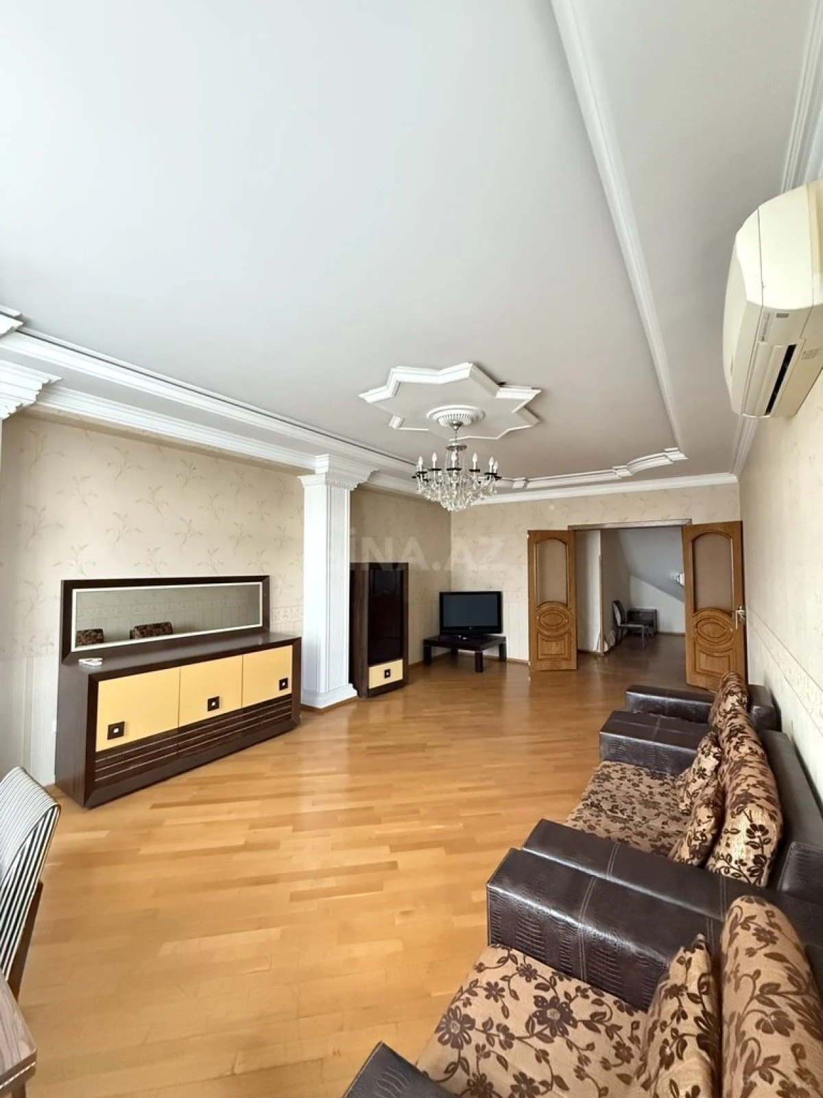 Satılır 7 otaqlı mənzil 310 m²