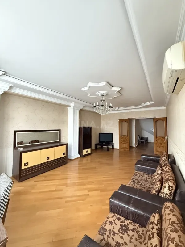 Satılır 7 otaqlı mənzil 310 m²