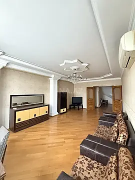 Satılır 7 otaqlı mənzil 310 m²