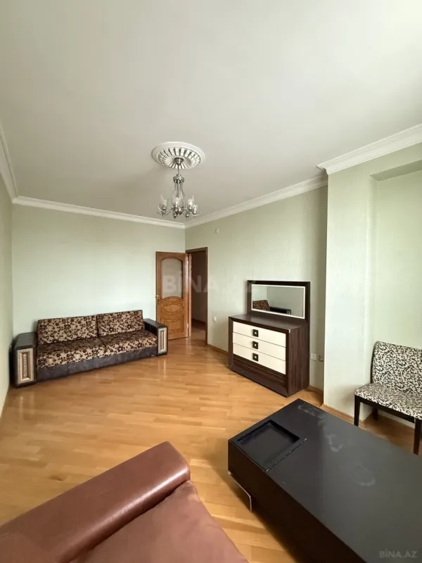 Satılır 7 otaqlı mənzil 310 m²