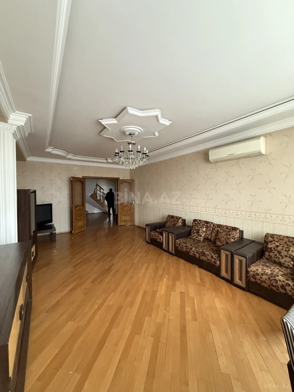 Satılır 7 otaqlı mənzil 310 m²