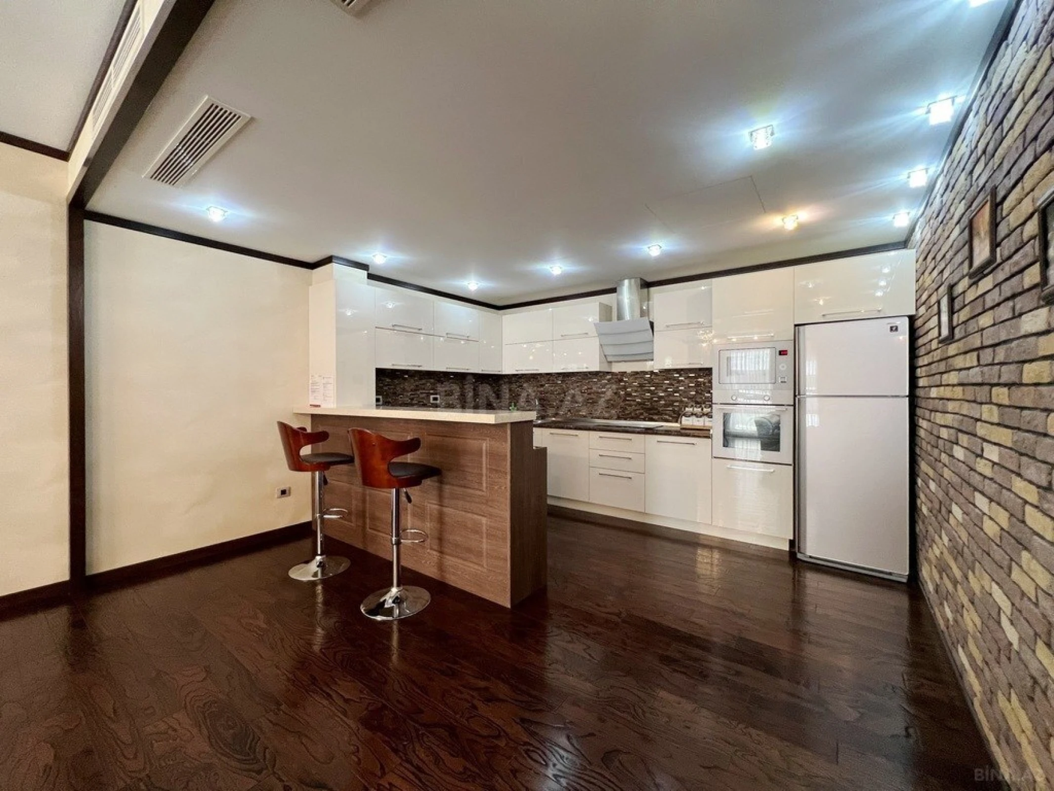 Kirayə verilir 3 otaqlı mənzil 165 m²