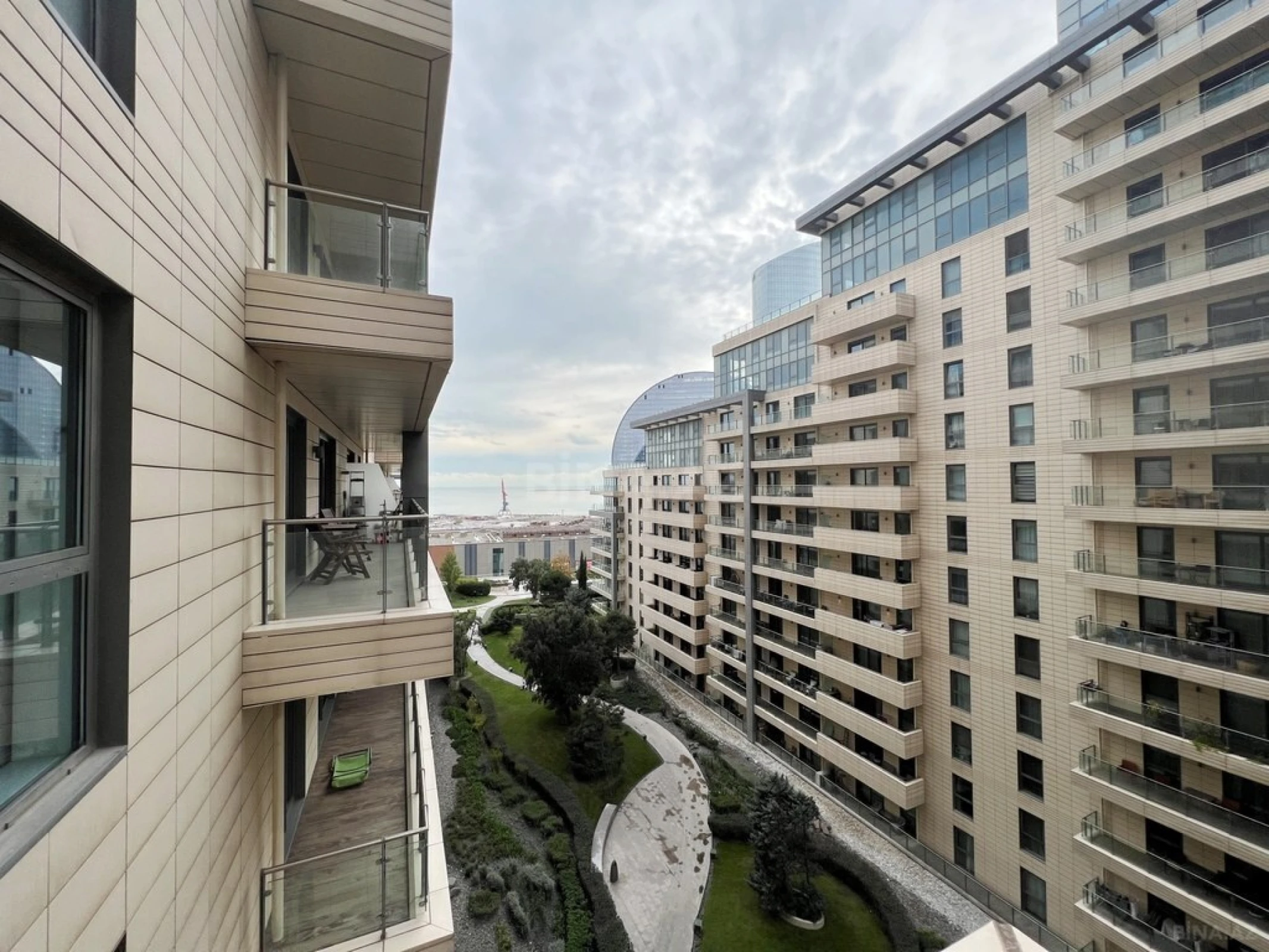 Kirayə verilir 3 otaqlı mənzil 165 m²