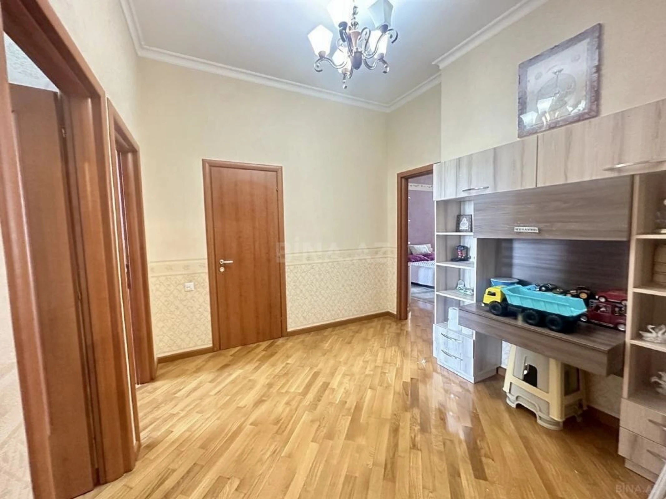 Satılır 4 otaqlı mənzil 205 m²