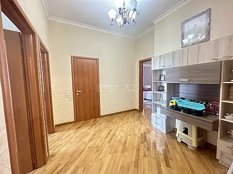 Satılır 4 otaqlı mənzil 205 m²