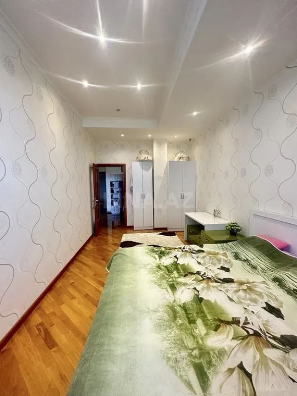 Satılır 4 otaqlı mənzil 205 m²