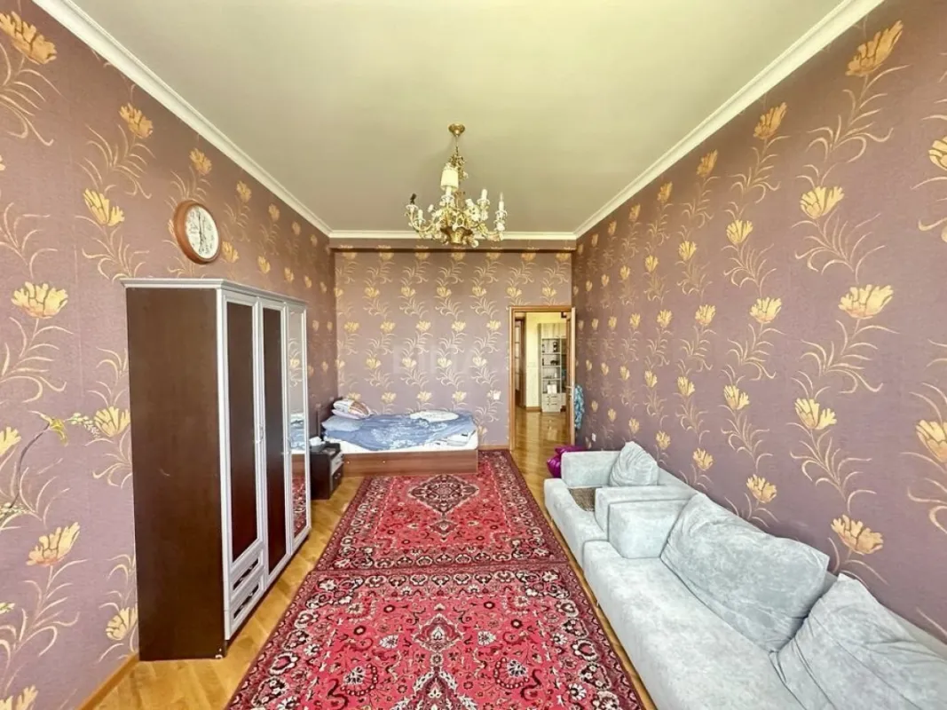 Satılır 4 otaqlı mənzil 205 m²