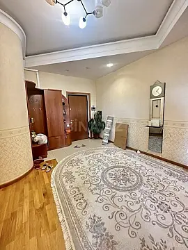 Satılır 4 otaqlı mənzil 205 m²
