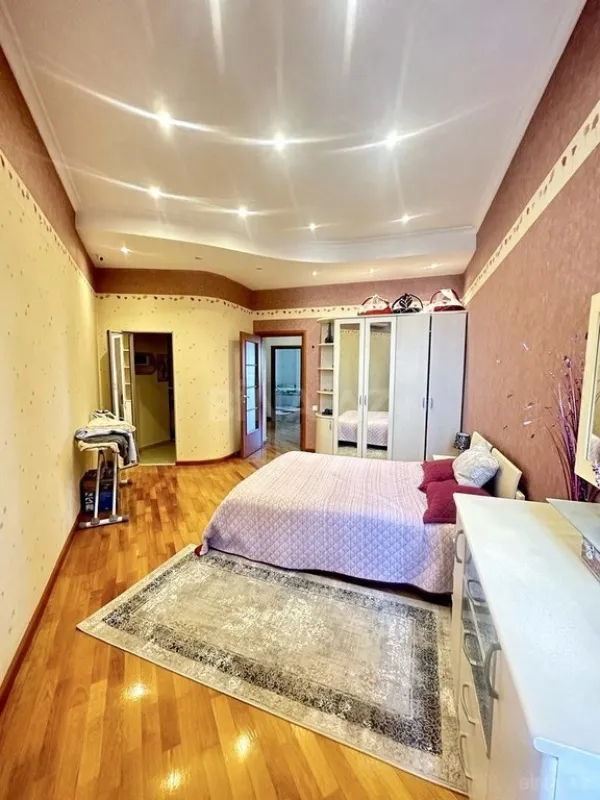 Satılır 4 otaqlı mənzil 205 m²