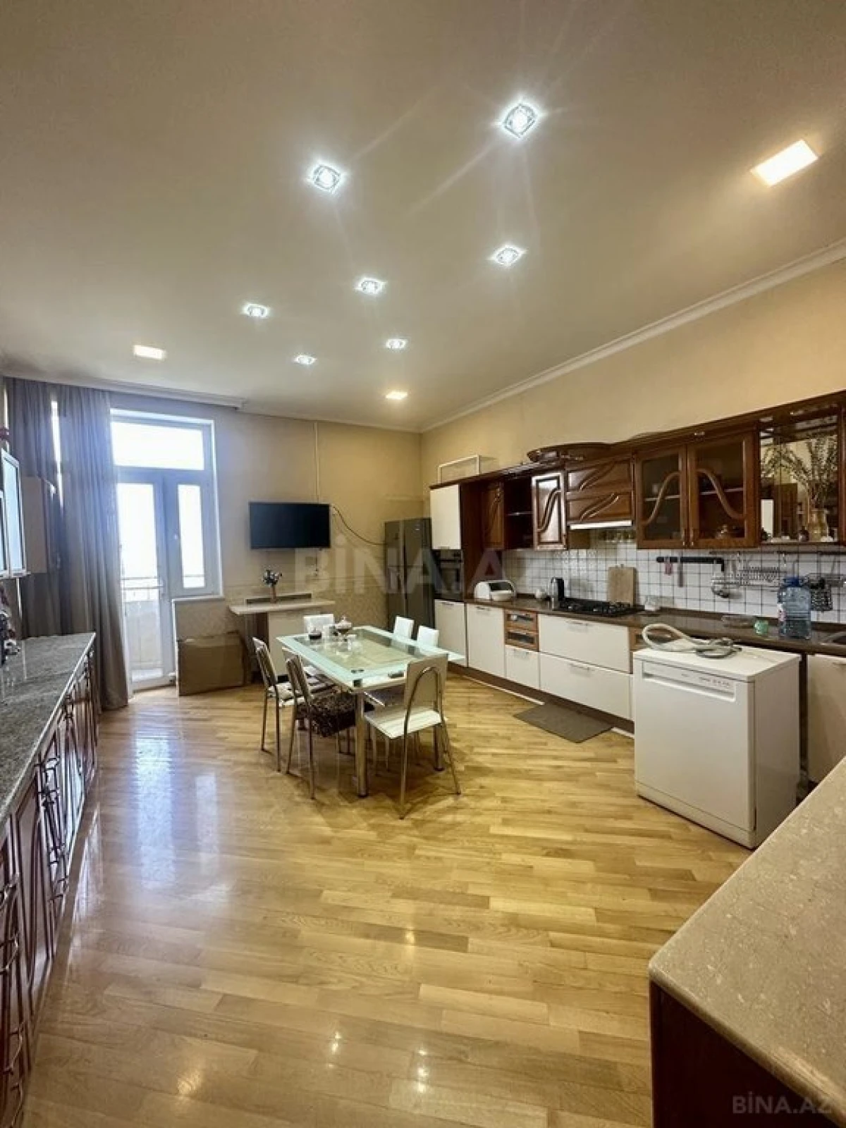 Satılır 4 otaqlı mənzil 205 m²