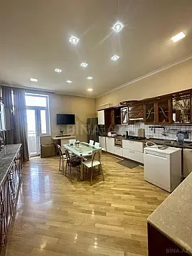 Satılır 4 otaqlı mənzil 205 m²