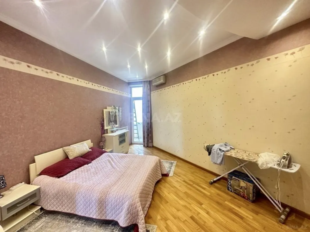 Satılır 4 otaqlı mənzil 205 m²