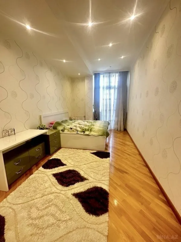 Satılır 4 otaqlı mənzil 205 m²