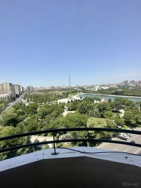Satılır 4 otaqlı mənzil 205 m²