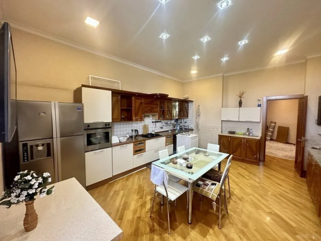Satılır 4 otaqlı mənzil 205 m²