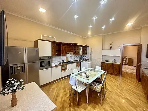 Satılır 4 otaqlı mənzil 205 m²