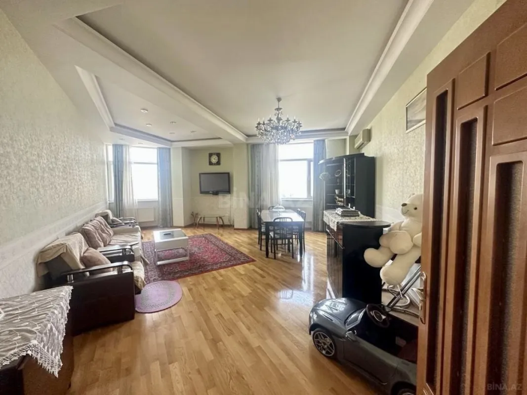 Satılır 4 otaqlı mənzil 205 m²