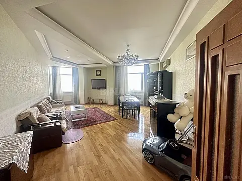 Satılır 4 otaqlı mənzil 205 m²