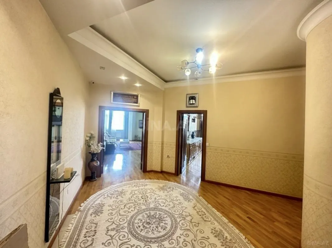 Satılır 4 otaqlı mənzil 205 m²