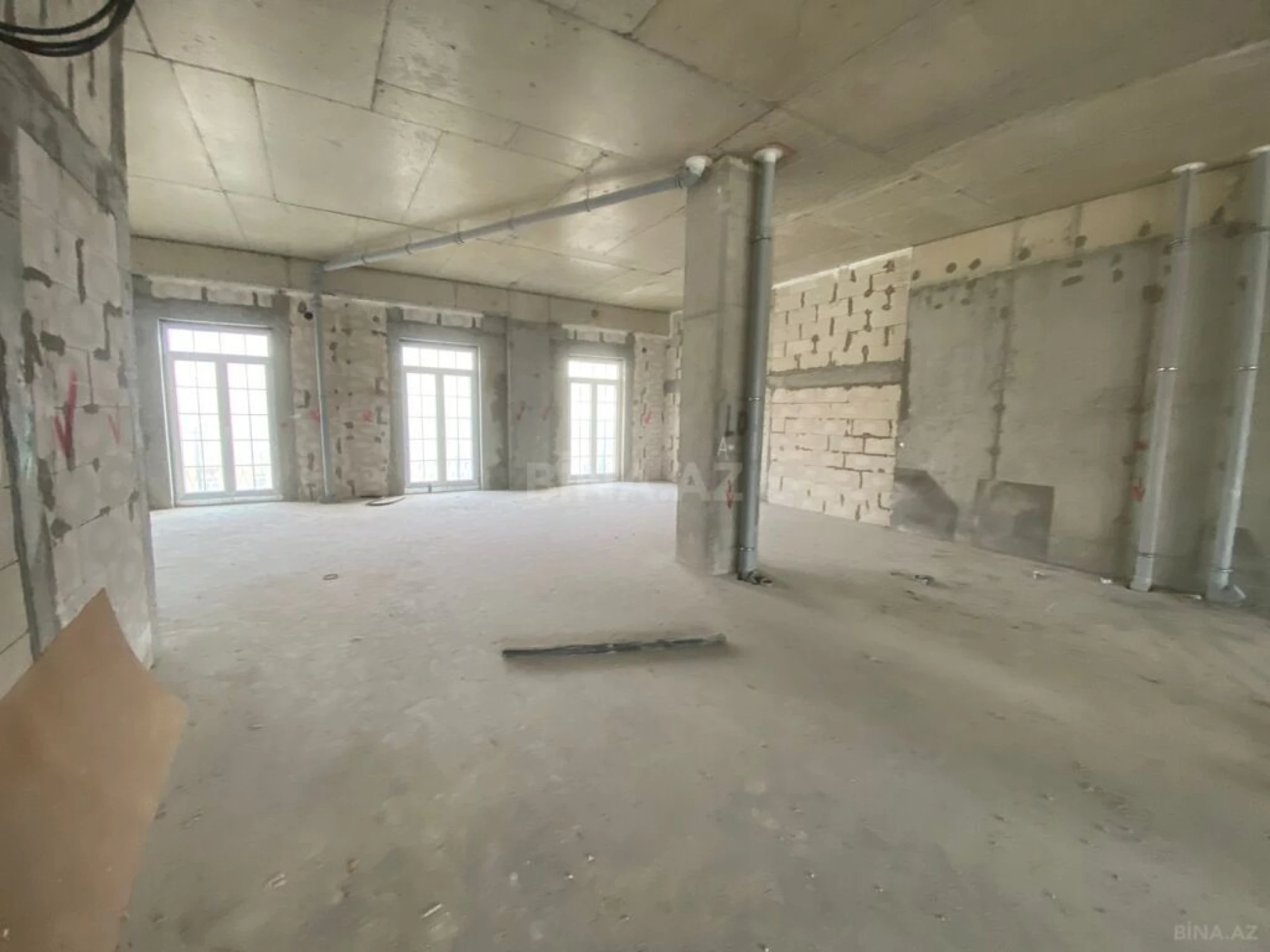 Satılır 4 otaqlı mənzil 184 m²