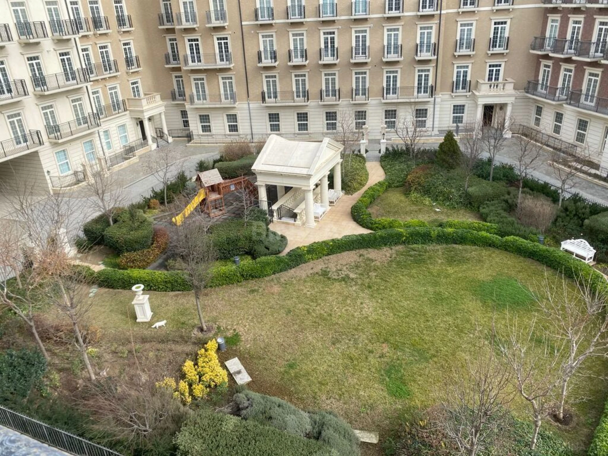 Satılır 4 otaqlı mənzil 184 m²