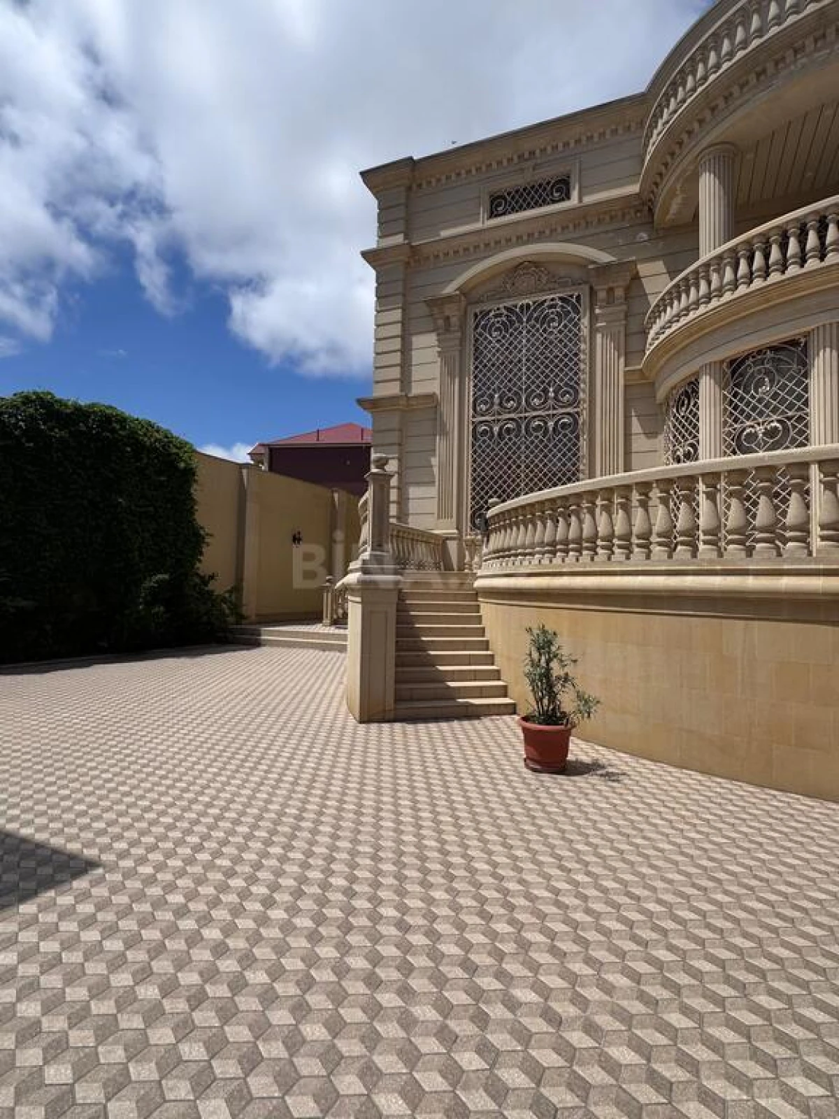 Satılır 20 otaqlı həyət evi 1032 m²