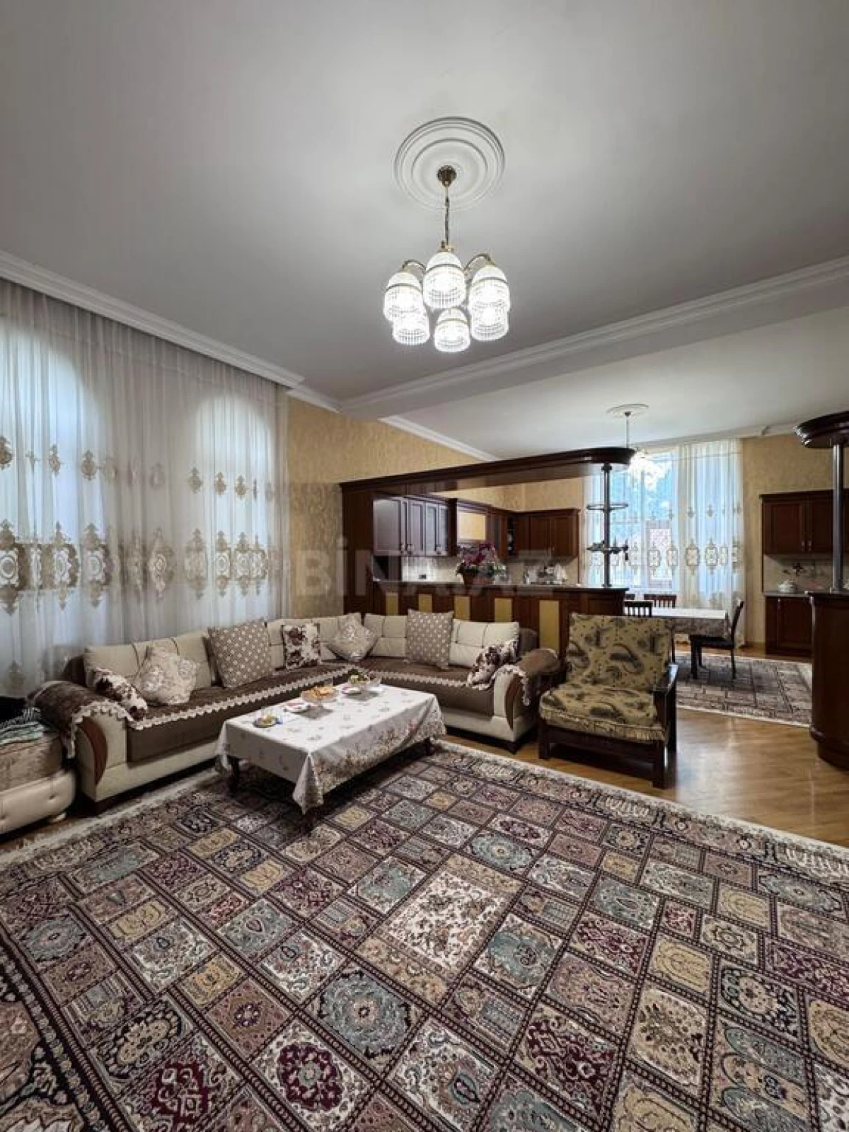Satılır 20 otaqlı həyət evi 1032 m²