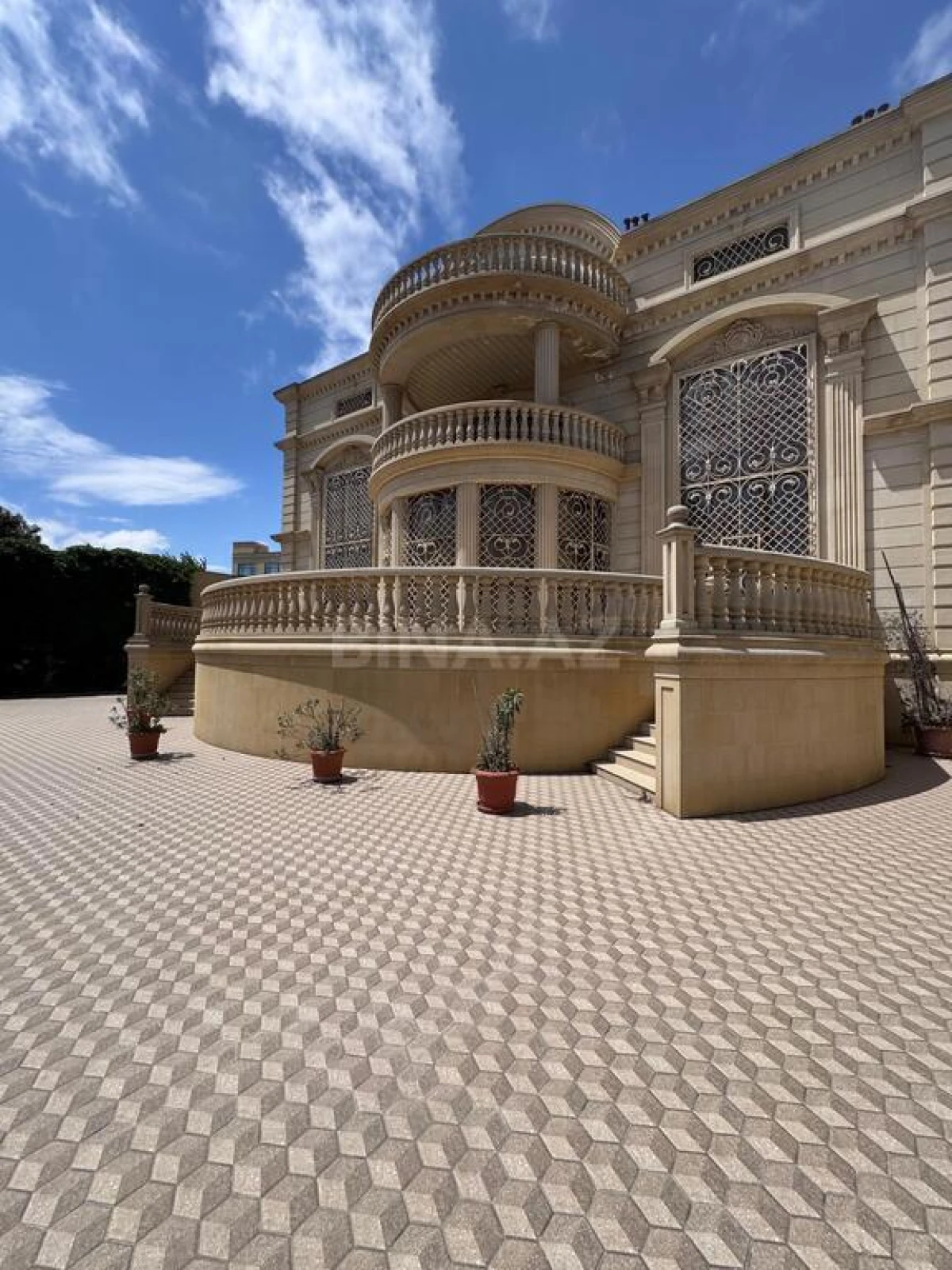 Satılır 20 otaqlı həyət evi 1032 m²