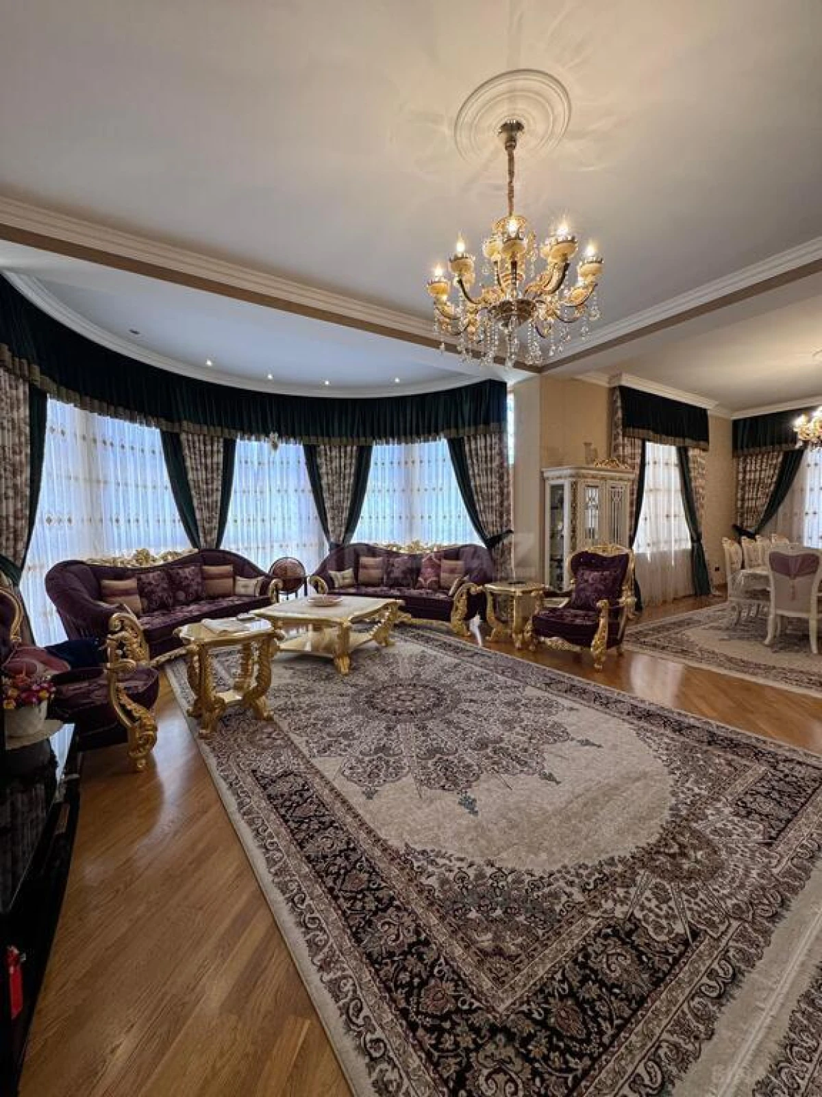 Satılır 20 otaqlı həyət evi 1032 m²