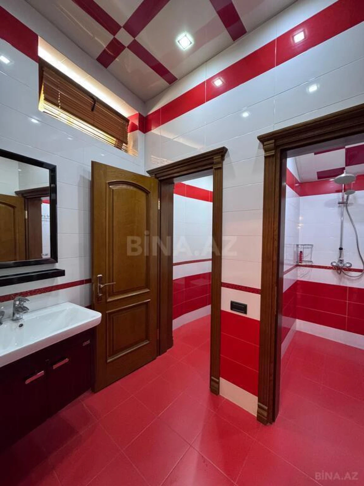 Satılır 20 otaqlı həyət evi 1032 m²