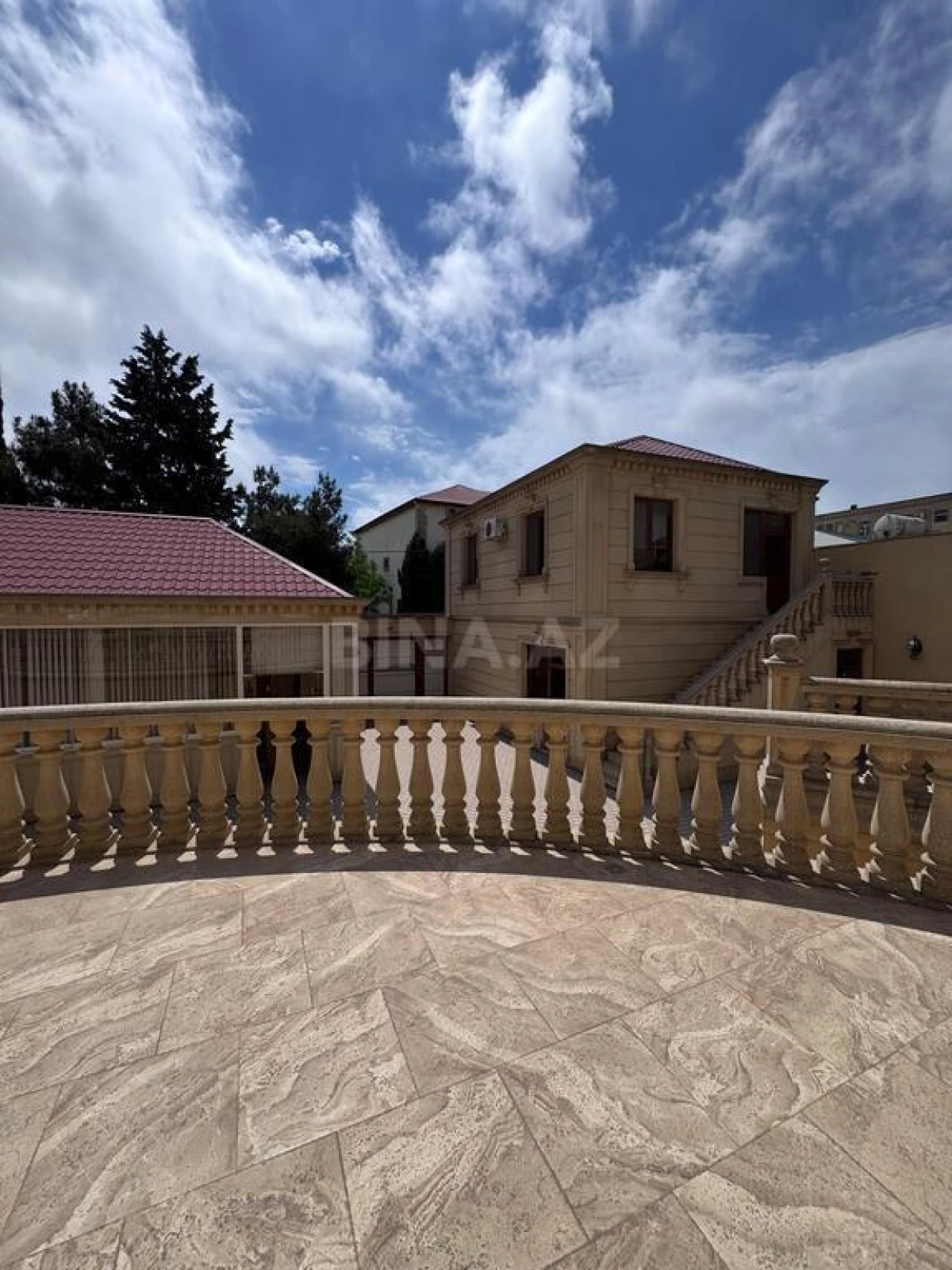 Satılır 20 otaqlı həyət evi 1032 m²